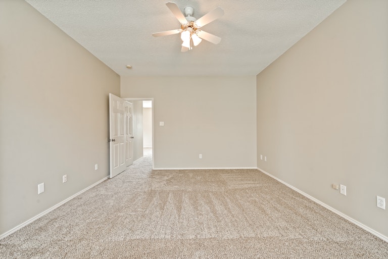 Photo 16 of 26 - 812 Pebble Ridge Dr, Lewisville, TX 75067