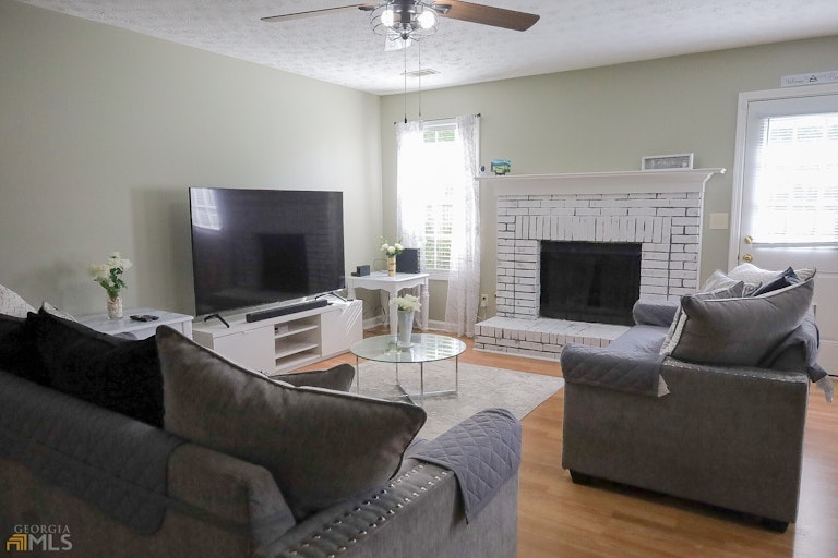Photo 5 of 23 - 3155 Oak Grove Rd, Loganville, GA 30052