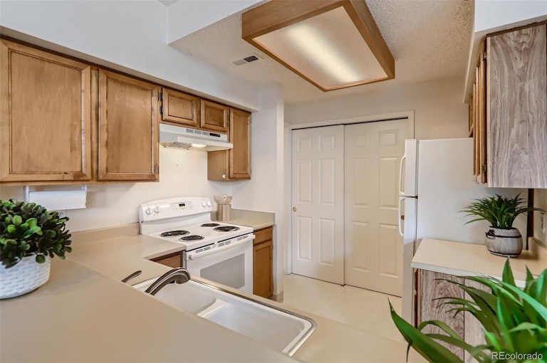 Photo 9 of 26 - 13874 E Lehigh Ave Unit D, Aurora, CO 80014