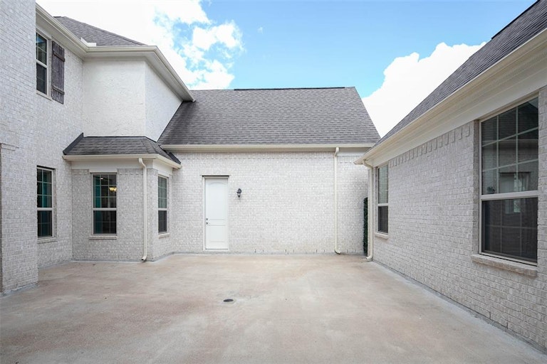 Photo 9 of 48 - 6339 Windermere Park Ln, Sugar Land, TX 77479