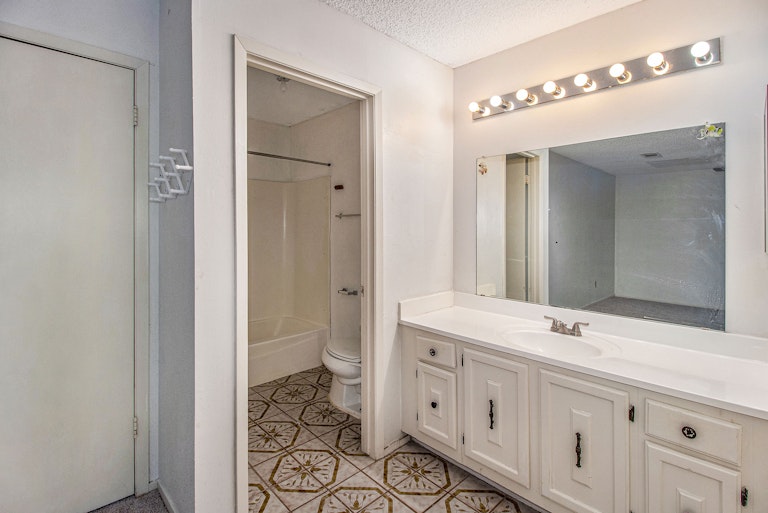 Photo 6 of 17 - 7802 Del Glen Ln, Houston, TX 77072