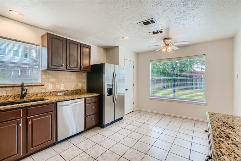 Photo 12 of 28 - 2903 Queen Victoria St, Pearland, TX 77581