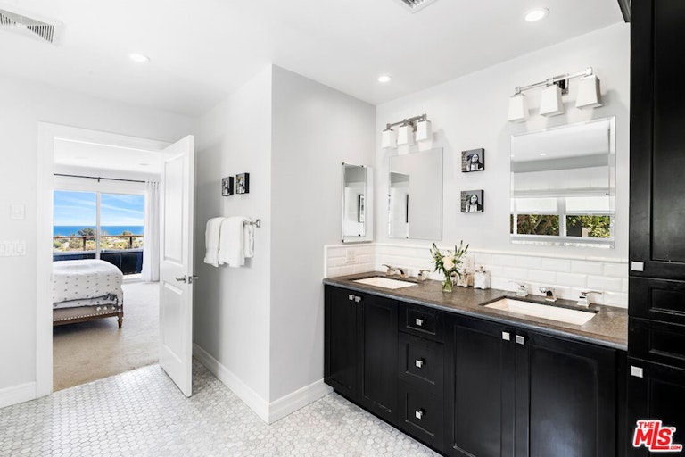 Photo 23 of 54 - 16656 Linda Ter, Pacific Palisades, CA 90272