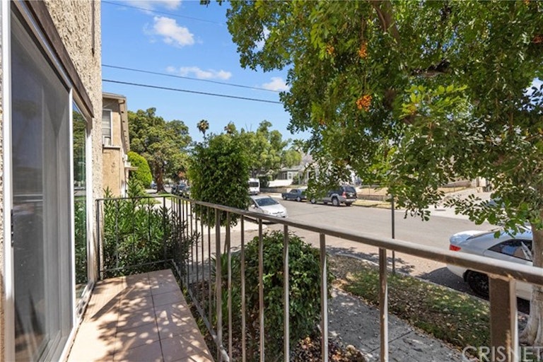 Photo 31 of 35 - 639 E Olive Ave #6, Burbank, CA 91501