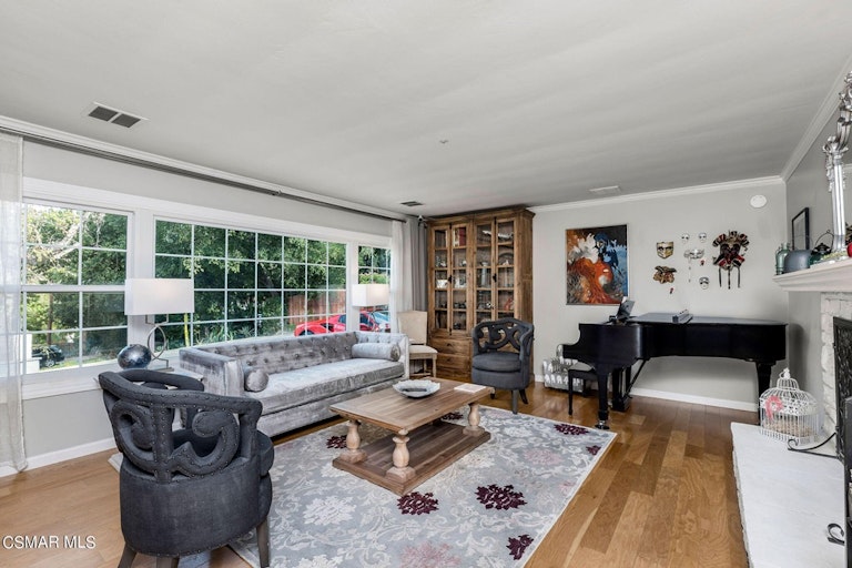 Photo 18 of 60 - 4641 Caritina Dr, Tarzana, CA 91356