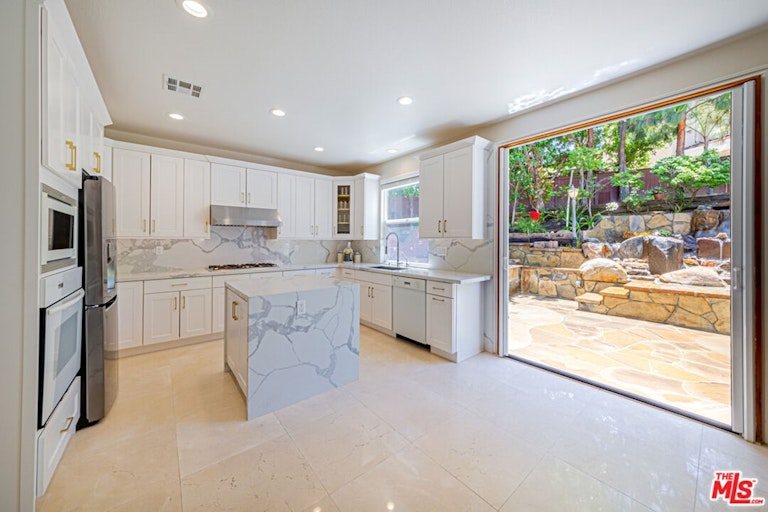 Photo 17 of 48 - 686 Milford St, Los Angeles, CA 90042