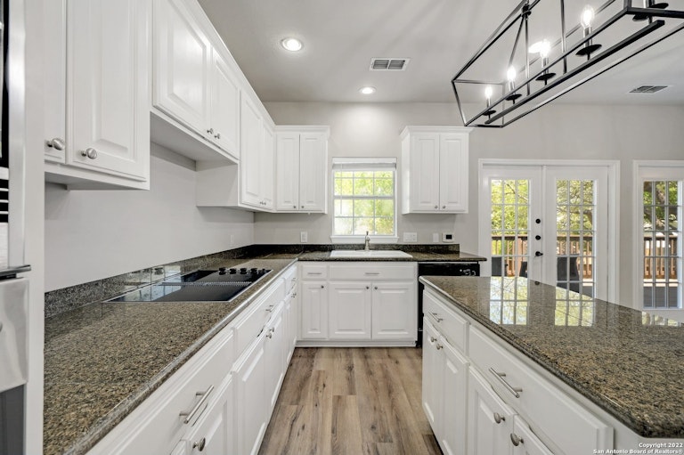 Photo 11 of 32 - 16218 Robinwood Ln, San Antonio, TX 78248