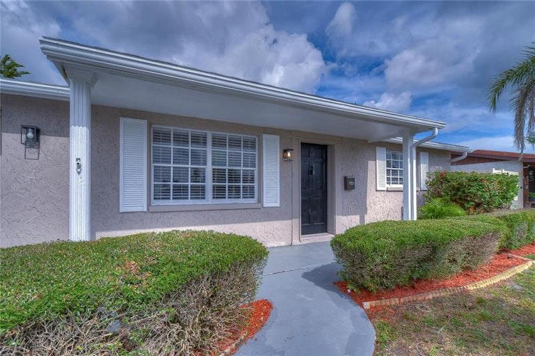 Photo 4 of 49 - 2105 Dartmouth Dr, Holiday, FL 34691