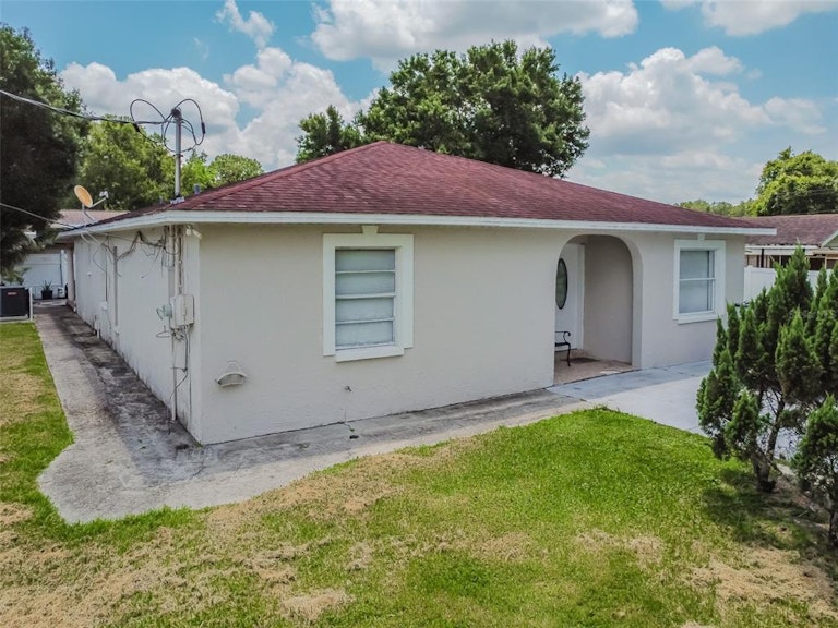 Photo 2 of 40 - 8107 N Lois Ave, Tampa, FL 33614