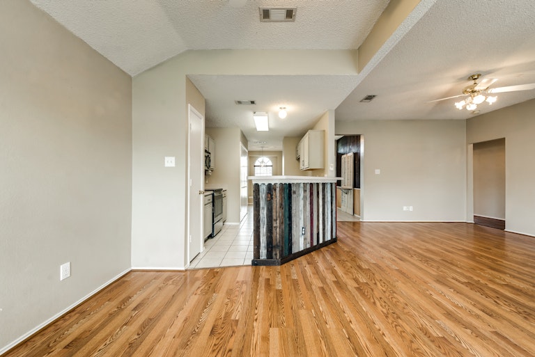 Photo 16 of 29 - 2736 Hidden Springs Dr, Mesquite, TX 75181
