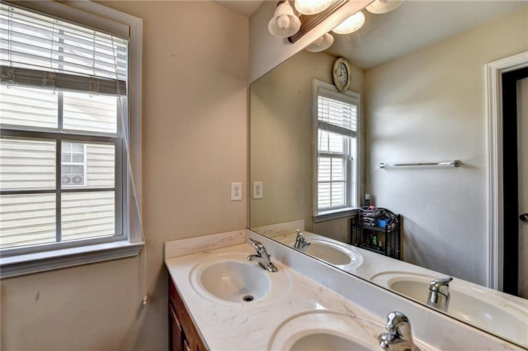 Photo 36 of 38 - 342 Rutlidge Park Ln, Suwanee, GA 30024