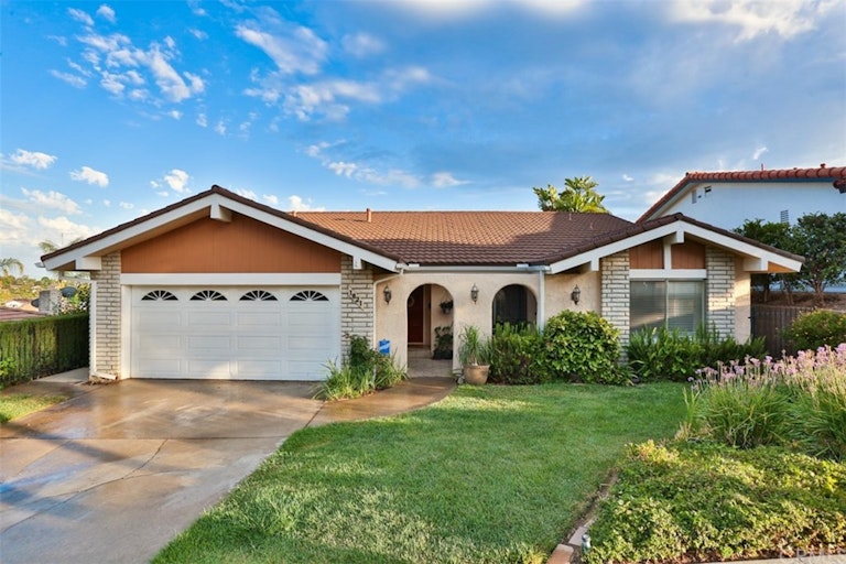 Photo 1 of 39 - 1821 N Bel Aire Dr, Burbank, CA 91504