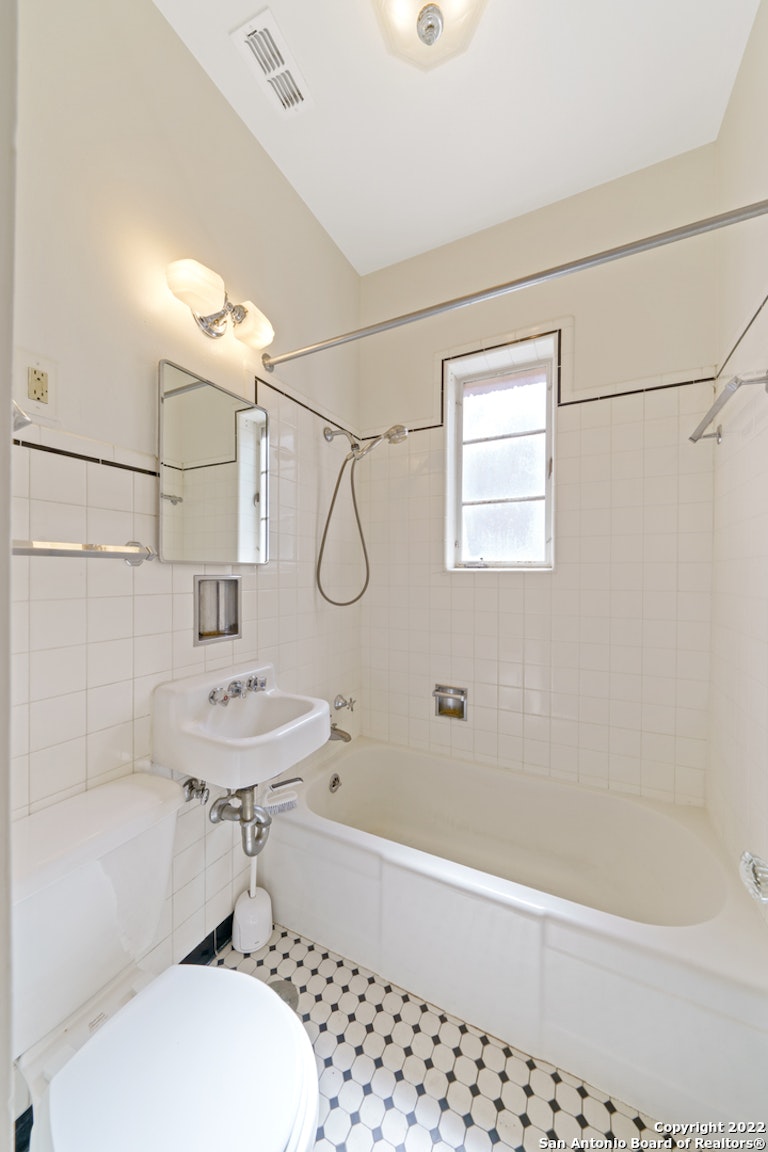 Photo 19 of 39 - 347 E Huisache Ave, San Antonio, TX 78212