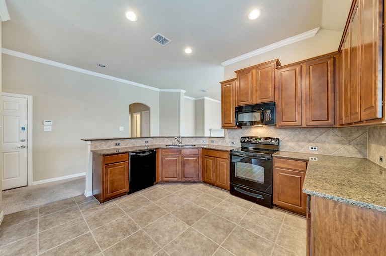 Photo 4 of 31 - 808 W Bend Blvd, Burleson, TX 76028