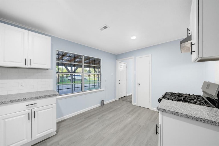 Photo 9 of 19 - 6302 Crane St, Houston, TX 77026