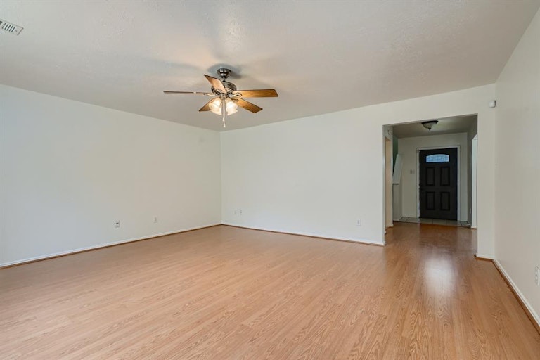 Photo 5 of 28 - 2903 Queen Victoria St, Pearland, TX 77581