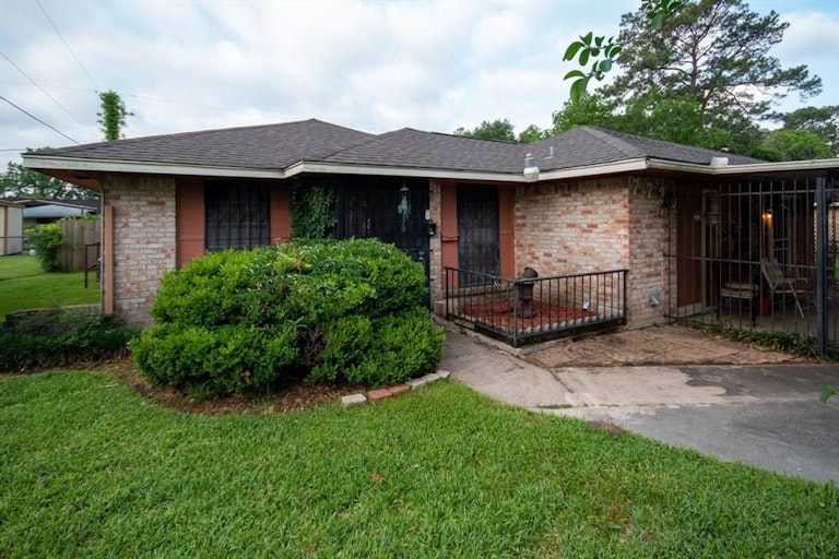 Photo 3 of 16 - 7730 Boggess Rd, Houston, TX 77016