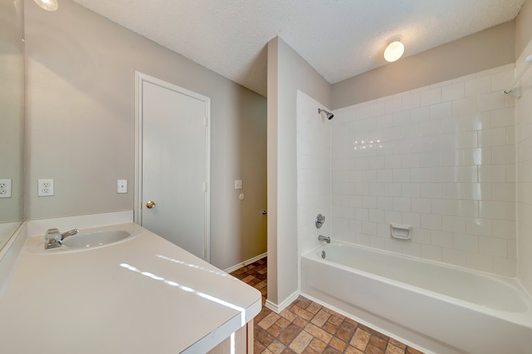 Photo 14 of 23 - 1405 Gilday Dr, Arlington, TX 76002