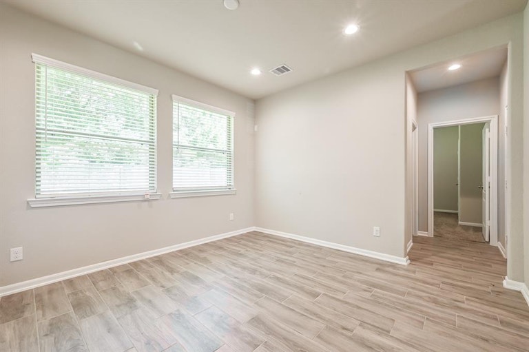 Photo 22 of 36 - 6822 Aspen Peak Dr, Baytown, TX 77521