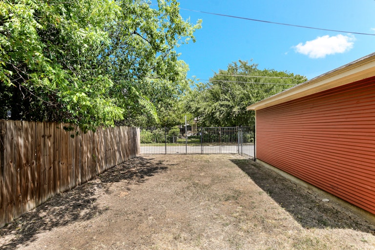 Photo 25 of 25 - 1500 6th Ave, Fort Worth, TX 76104