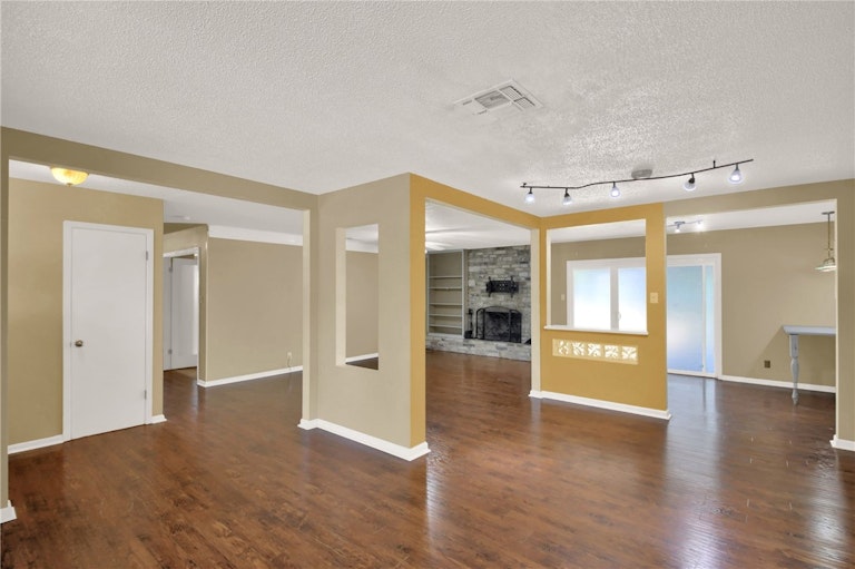 Photo 13 of 36 - 1107 Rebbeca Dr, Austin, TX 78758