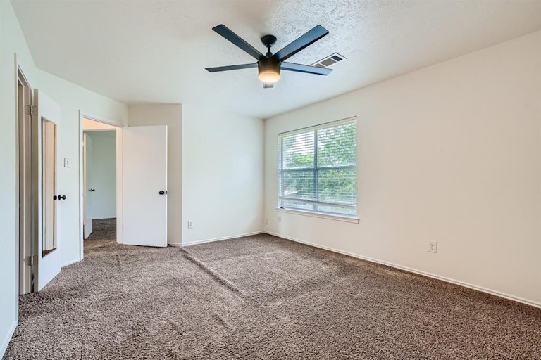 Photo 15 of 28 - 2903 Queen Victoria St, Pearland, TX 77581