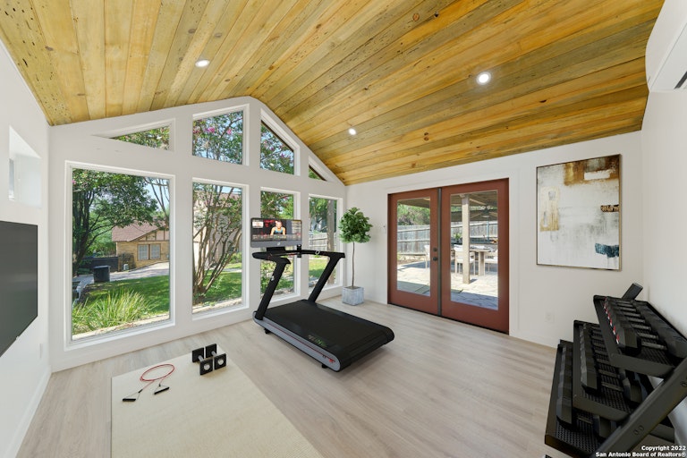 Photo 34 of 39 - 347 E Huisache Ave, San Antonio, TX 78212