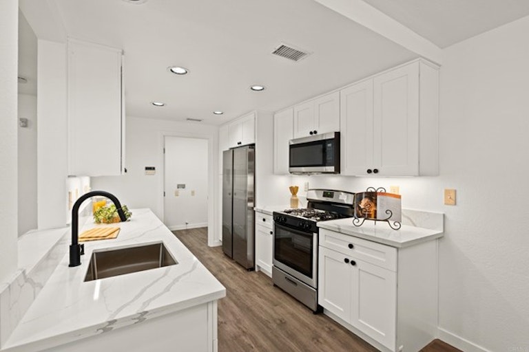 Photo 9 of 38 - 27372 Iris Ave, Mission Viejo, CA 92692