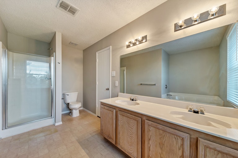 Photo 18 of 28 - 2140 Dayton Ln, Grand Prairie, TX 75052