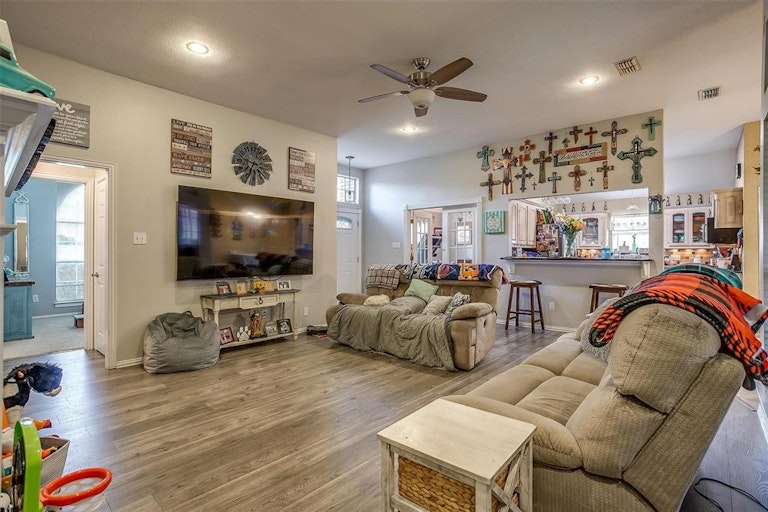 Photo 21 of 40 - 509 Arbor Lawn Dr, Burleson, TX 76028