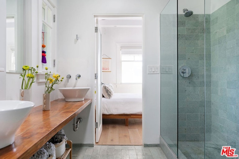 Photo 16 of 20 - 241 Windward Ave, Venice, CA 90291