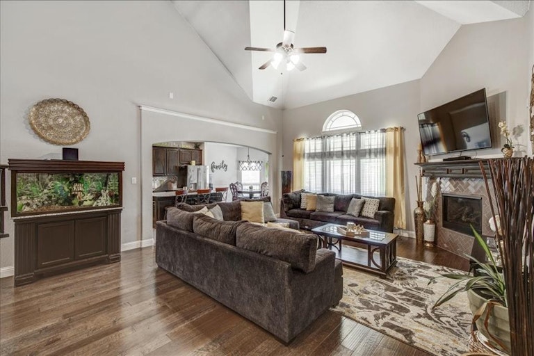 Photo 16 of 40 - 6413 Glenwick Dr, Fort Worth, TX 76123