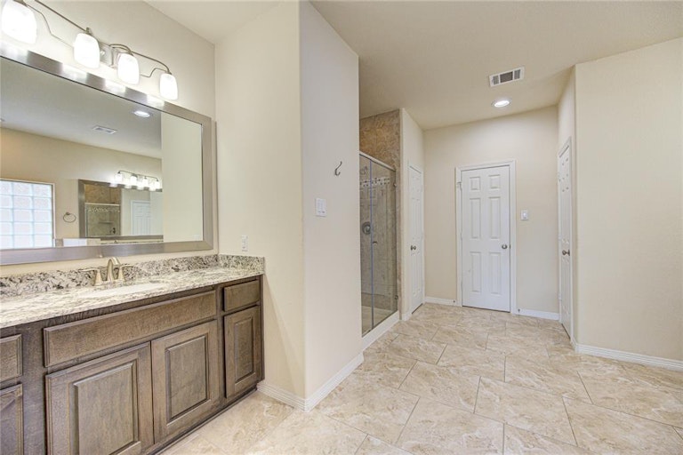 Photo 23 of 34 - 2811 Shadow Woods Ct, Houston, TX 77043