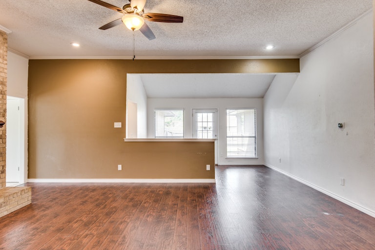 Photo 13 of 27 - 2507 Incline Dr, Carrollton, TX 75006