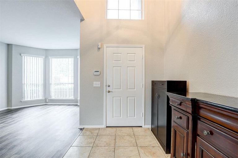 Photo 4 of 31 - 4644 Matthew Dr, Fort Worth, TX 76244