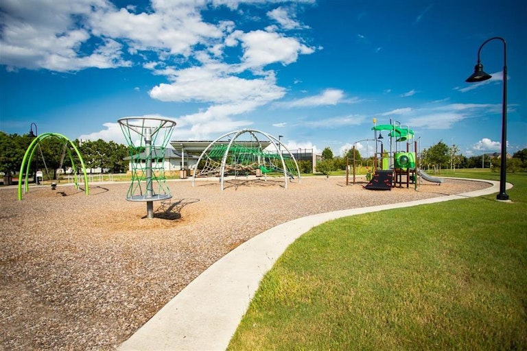 Photo 4 of 14 - 6527 Scarlet Pond, Fulshear, TX 77441