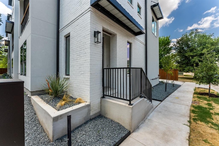Photo 2 of 40 - 352 Foch St, Fort Worth, TX 76107