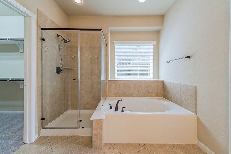 Photo 4 of 35 - 13707 Parkers Cove Ct, Houston, TX 77044