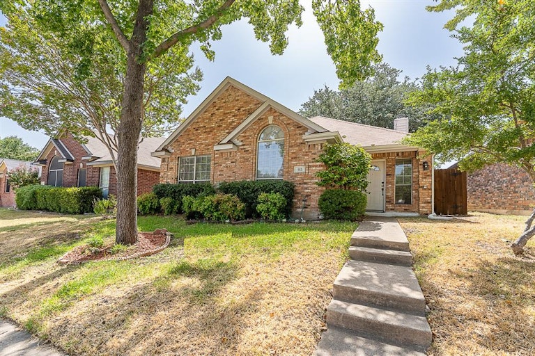 Photo 2 of 23 - 913 Haverstraw Pl, Mesquite, TX 75149