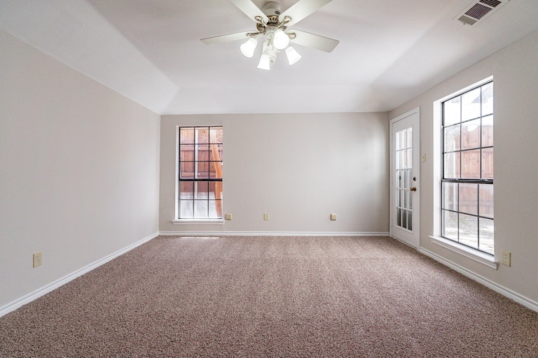 Photo 23 of 36 - 1721 Knob Hill Dr, Garland, TX 75043