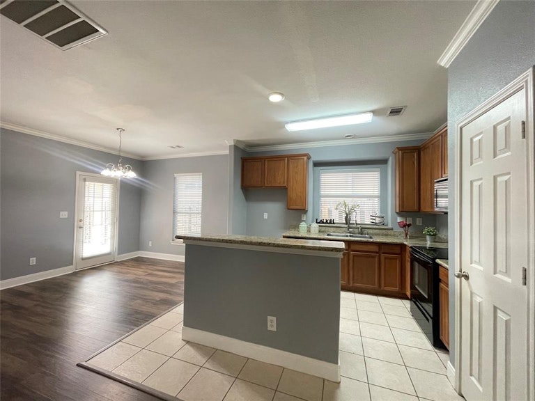 Photo 8 of 21 - 7219 Golden Star Dr, Houston, TX 77083