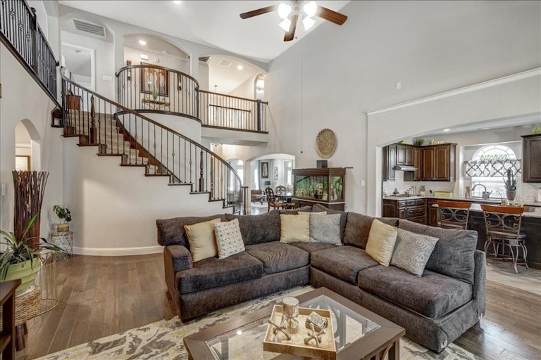 Photo 15 of 40 - 6413 Glenwick Dr, Fort Worth, TX 76123