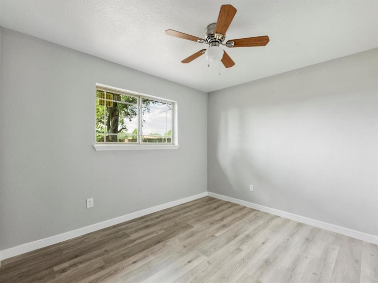 Photo 18 of 22 - 5310 Castlecreek Ln, Houston, TX 77053