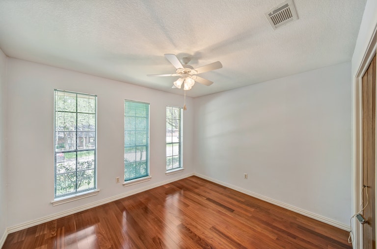 Photo 22 of 32 - 2233 Stafford Dr, Arlington, TX 76012