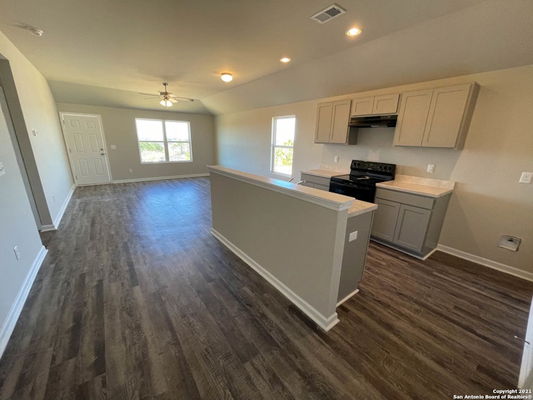 Photo 21 of 36 - 430 Pleasanton Way, San Antonio, TX 78221