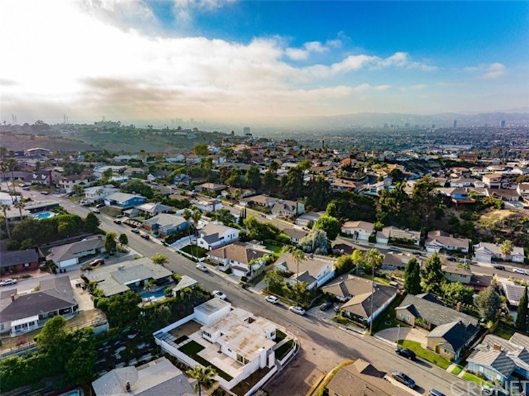 Photo 30 of 33 - 4501 Don Valdes Dr, Los Angeles, CA 90008