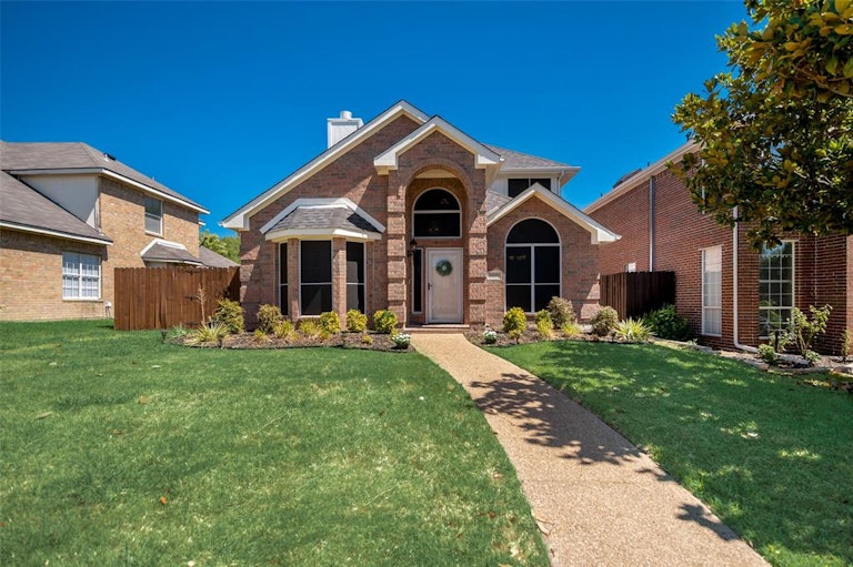 Photo 3 of 40 - 8801 Clearlake Dr, Rowlett, TX 75088