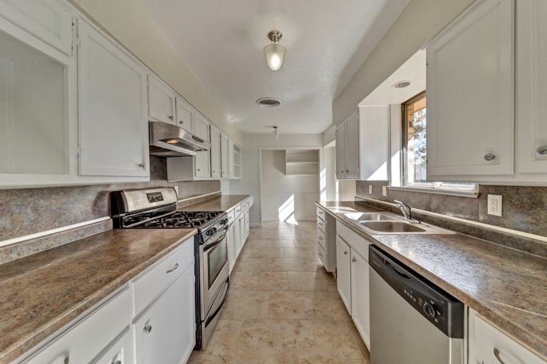 Photo 6 of 24 - 1918 Glenwick Ln, Irving, TX 75060