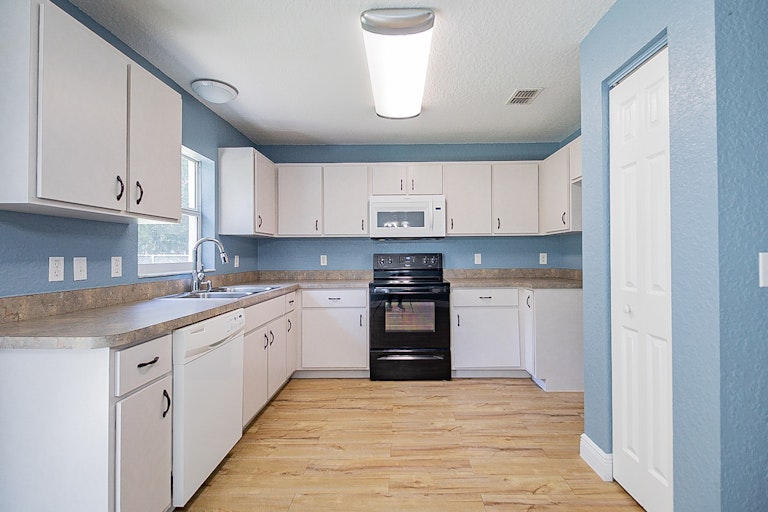 Photo 4 of 19 - 49 Dogwood Drive Cir, Ocala, FL 34472