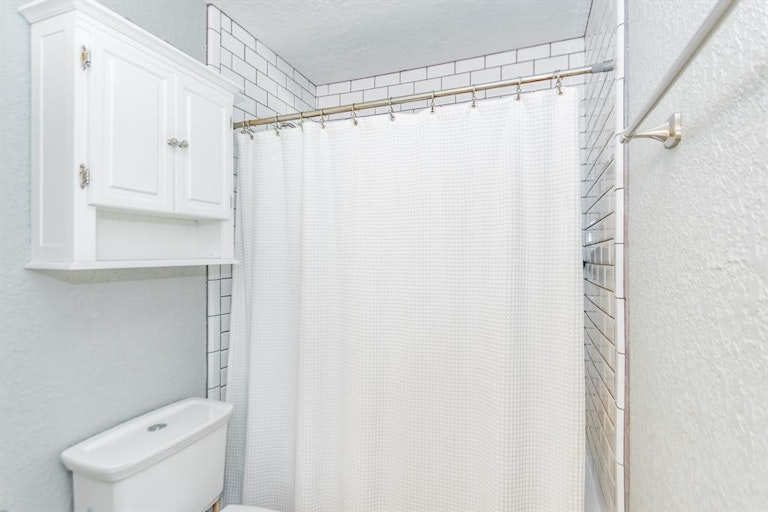 Photo 12 of 24 - 16930 Creek Line Dr, Friendswood, TX 77546